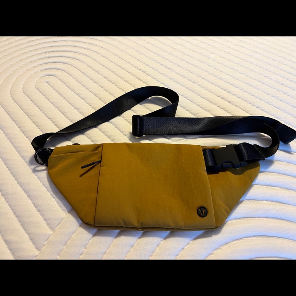 Lululemon Multi-pocket Belt Bag